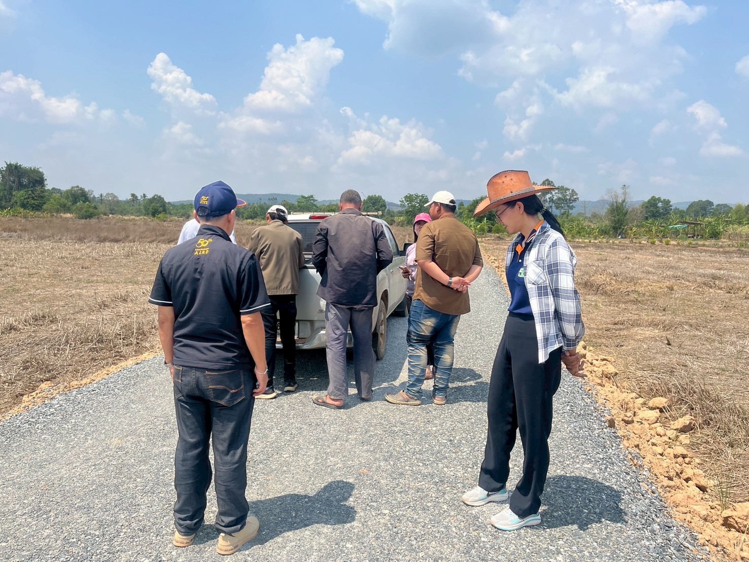 title - วันที่ 17 มีนาคม 2569 นายวิทูล ประดิษฐบุญ ปฏิรูปที่ดินจังหวัดปราจีนบุรี  มอบหมายให้ นายเชวงศักดิ์ อะปะมาตร ผู้อำนวยการกลุ่มงานช่างและแผนที่  นางรักษ์หทัยรัตน์ เมทนีกรชัย หัวหน้าฝ่ายบริหาร และเจ้าหน้าที่ ส.ป.ก.ปราจีนบุรี ลงพื้นที่ตรวจรับงานก่อสร้างถนนสายซอยในแปลงเกษตรกรรม ในเขตปฏิรูปที่ดิน ให้แก่เกษตรกรผู้ไร้ที่ดินทำกิน